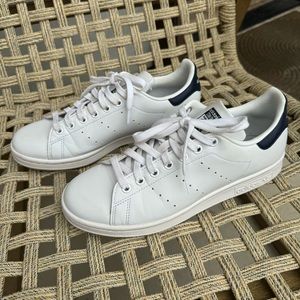 Adidas originals women’s Stan Smith - 8.5w - white/navy - great used condition
